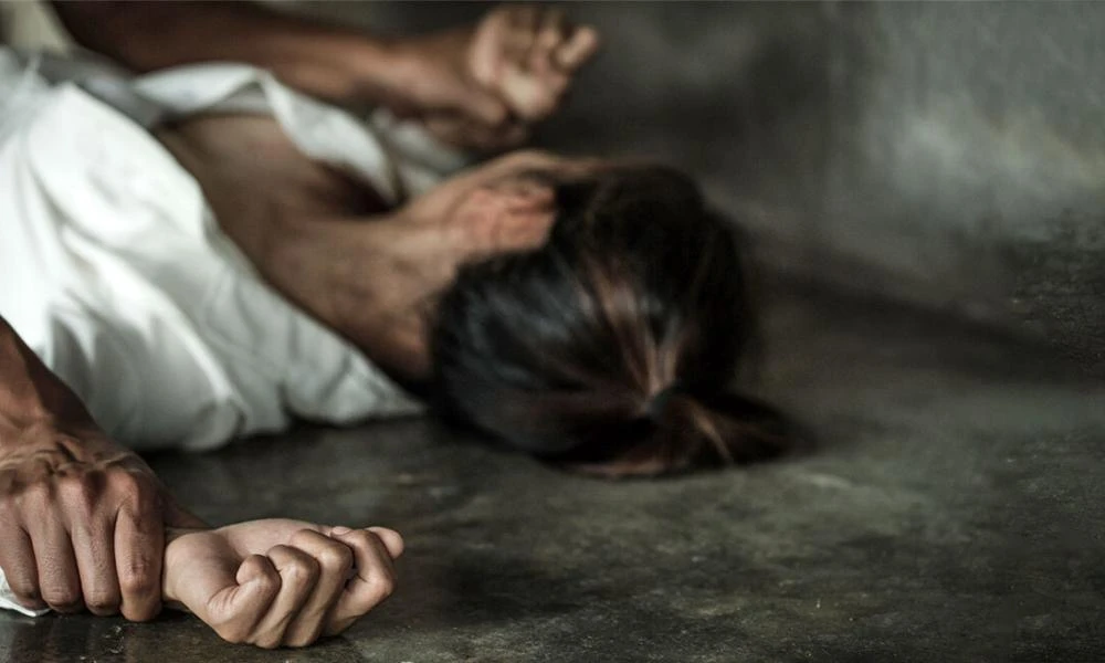 Εφιάλτης στη Χερσόνησο: Προσπάθησαν να βιάσουν 19χρονη τουρίστρια από την Ολλανδία- Επιτέθηκαν στον φίλο της